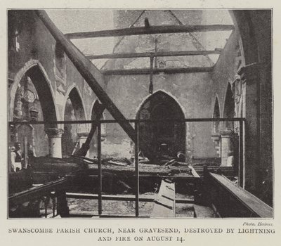 كنيسة Swanscombe Parish ، بالقرب من Gravesend ، دمرها البرق والنار في 14 أغسطس بواسطة مصور انجليزى