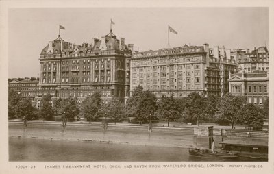 فندق Thames Embankment Cecil و Savoy من جسر واترلو ، لندن بواسطة مصور انجليزى
