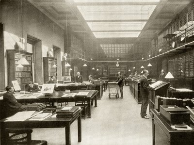 غرفة طباعة المتحف البريطاني ، c.1900 ، من "دليل جامعي الطباعة" ألفريد ويتمان ، نشره جورج بيل وأولاده ، 1901 بواسطة مصور انجليزى