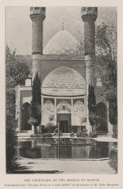 فناء مسجد ماهون بواسطة مصور انجليزى