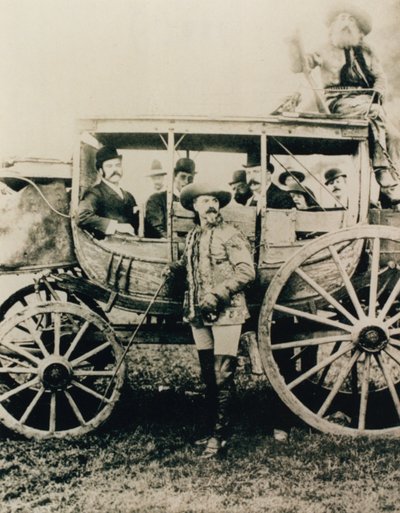 The Deadwood stagecoach في لندن - بوفالو بيل واقف ، جون نيلسون في الصندوق بواسطة مصور انجليزى
