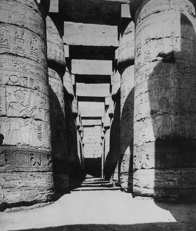 قاعة الأعمدة بواسطة مصور انجليزى