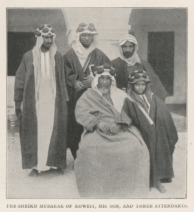 فضيلة الشيخ مبارك ابنه وثلاثة من الحضور بواسطة مصور انجليزى