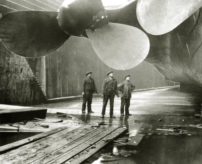 مراوح تيتانيك في حوض طومسون Graving Dock of Harland & Wolff ، بلفاست ، أيرلندا ، 1910-11 بواسطة مصور انجليزى