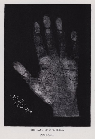 The hand of W T Stead (b/w photo) بواسطة مصور انجليزى