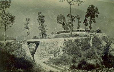 الحلقة في Agony Point في Tindharia على خط سكة حديد دارجيلنغ في جبال الهيمالايا ، 1880 (طباعة زلال) بواسطة مصور انجليزى