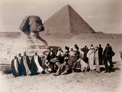 السياح الذين يزورون تمثال أبو الهول بالجيزة. بواسطة مصور انجليزى