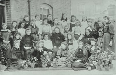 فئة غير معروفة من الفتيات ، 1896 بواسطة مصور انجليزى