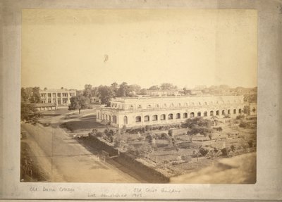 منظر لكلية دكا القديمة ومبنى المحكمة القديم حوالي عام 1875 (صورة b / w) بواسطة مصور انجليزى