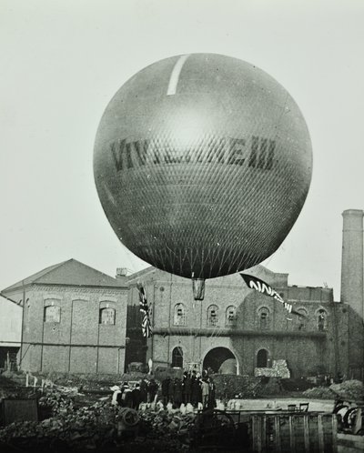 بالون Vivienne III أمام شركة Wandsworth Gas ، 1898 بواسطة مصور انجليزى