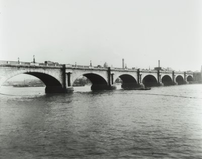 جسر واترلو: منظر من الضفة الشمالية ، 1895 بواسطة مصور انجليزى