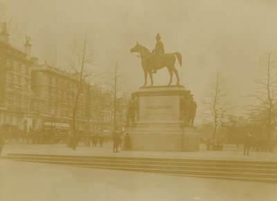 تمثال Wellingtons في هايد بارك ، لندن بواسطة مصور انجليزى