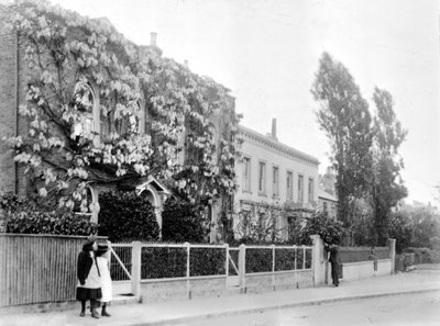 Westwood Cottage Enfield ، c1890 (b / w photo) بواسطة مصور انجليزى