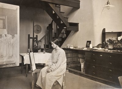 Winifred Knights في الاستوديو الخاص بها بواسطة مصور انجليزى