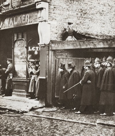 ونستون تشرشل أثناء حصار شارع سيدني، لندن 1911 (صورة بالأبيض والأسود) بواسطة مصور انجليزى