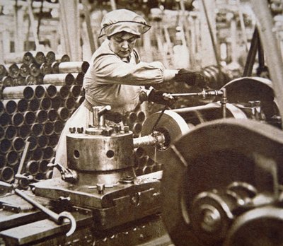 Woman worker in a munitions factory in Britain during WWI (b/w photo) بواسطة مصور انجليزى