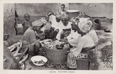 Women peeling kola nuts, Nigeria (b/w photo) بواسطة مصور انجليزى