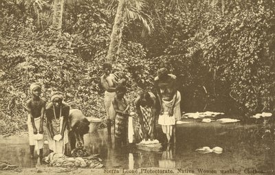 نساء يغسلن الملابس في نهر ، سيراليون (صورة b / w) بواسطة مصور انجليزى