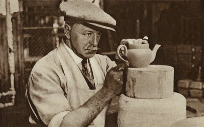 Worker producing a teapot at the Royal Doulton works, Stoke-on-Trent, Staffordshire (b/w photo) بواسطة مصور انجليزى