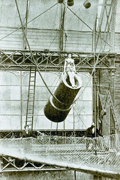 زازل ، الذي كان في عام 1877 يحصل على 100 جنيه إسترليني في الأسبوع ليتم إطلاق النار عليه من مدفع بواسطة مصور انجليزى