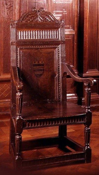 كرسي بذراعين مطلي بجهاز درع محاط بزخرفة عاجية ، يوركشاير ، أوائل القرن السابع عشر (بلوط) بواسطة مدرسة اللغة الإنجليزية