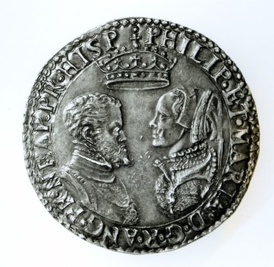 الشلن التذكاري لزواج فيليب الثاني من إسبانيا (1527-1598) وماري الأولى من إنجلترا (1516-58) 1554 (الفضة) بواسطة مدرسة اللغة الإنجليزية