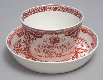 فنجان شاي تذكاري وصحن للقراءة A Memento of Preston Guild 1882، Minton، England، c.1882 (آنية فخارية) بواسطة مدرسة اللغة الإنجليزية
