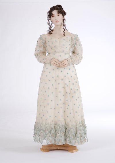 فستان النهار ، c.1815 (قطن موسلين مطرز بالصوف الأزرق) بواسطة مدرسة اللغة الإنجليزية