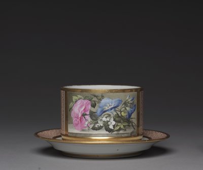 طبق من صنع Worcester Porcelain Factory حوالي عام 1810 بواسطة مدرسة اللغة الإنجليزية