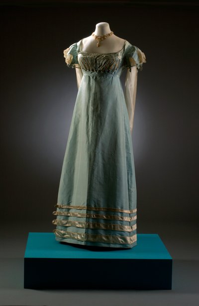 فستان سهرة باللون البيج البط الأزرق بأكمام كريمة ، يظهر هنا مع مجوهرات اللؤلؤ ، c.1819 (الحرير والدانتيل) بواسطة مدرسة اللغة الإنجليزية