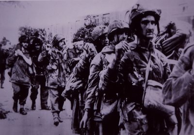 Exhausted British paratroopers taken prisoner by the Germans, Battle of Arnhem بواسطة مدرسة اللغة الإنجليزية