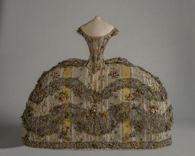 Fashion doll’s mantua بواسطة مدرسة اللغة الإنجليزية