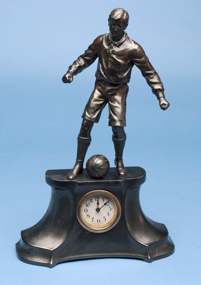 لاعب كرة قدم ، جزء من مجموعة ساعات (spelter رسمت) (انظر أيضًا 315474-315475 و 315477) بواسطة مدرسة اللغة الإنجليزية