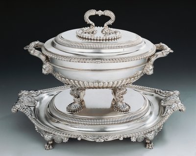 George III-style silver tureen with tray بواسطة مدرسة اللغة الإنجليزية