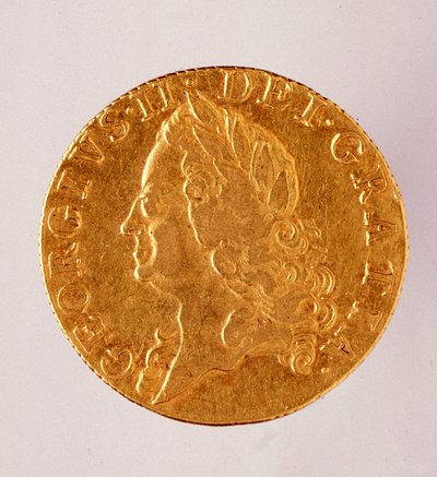 Golden english Guinea (guinee), reign of king George II (1714-1760) 18th century. Diam. 2,5 cm Naples, museo archeologico بواسطة مدرسة اللغة الإنجليزية