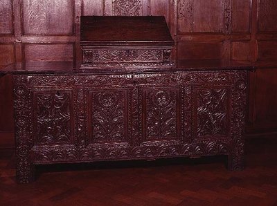 خزانة مطعمة بزخارف معمارية ، أواخر القرن السادس عشر (بلوط مرصع بأخشاب أخرى) بواسطة مدرسة اللغة الإنجليزية