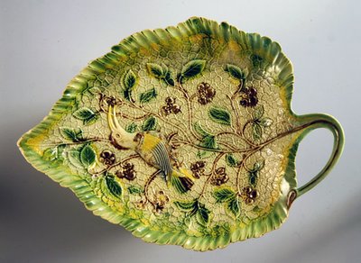 طبق على شكل ورقة مزينة بالكروم والطيور الغريبة ، 1760-70 (سيراميك) بواسطة مدرسة اللغة الإنجليزية