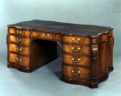 طاولة مكتبة صنعها Gillows of Lancaster لتصميم توماس شيبينديل ، تم توفيرها في عام 1778 للسير جيمس إبيتسون بواسطة مدرسة اللغة الإنجليزية