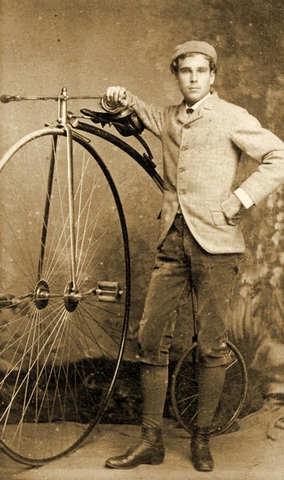 رجل يقف بجانب سيارته Penny-Farthing ، حوالي عام 1890 (b / w photo) بواسطة مدرسة اللغة الإنجليزية