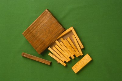 نسخة طبق الأصل من عظام نابير (خشب البقس والجوز) بواسطة مدرسة اللغة الإنجليزية