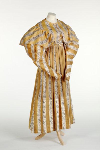 فستان موسلين مع نقش بنفسجي مجردة مطبوع داخل تصميم شريط عمودي أصفر وأبيض ، c.1820-30 (قطن) بواسطة مدرسة اللغة الإنجليزية