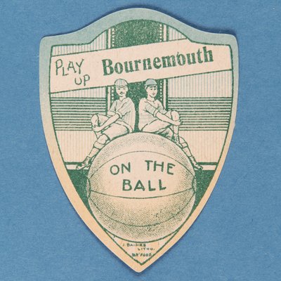 Play Up Bournemouth ، بطاقة Baines على شكل درع واثنين من لاعبي كرة القدم يجلسون فوق كرة قدم كبيرة ، 1888-1889 بواسطة مدرسة اللغة الإنجليزية
