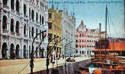 بطاقة بريدية تصور مبنى كوينز وسانت جورج والملك ، ميناء هونج كونج ج .1900 (حجر ليثو ملون) بواسطة مدرسة اللغة الإنجليزية