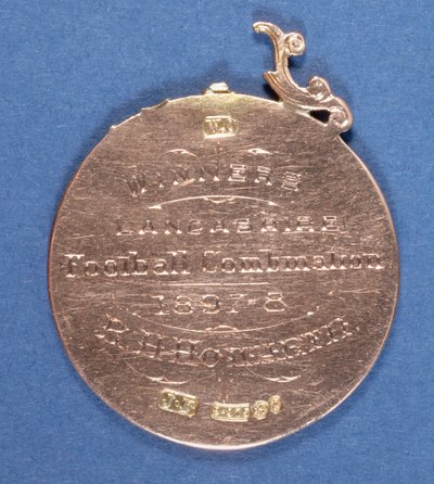 عكس ميدالية نادي بريستون نورث إند لكرة القدم ، 1897-98 (معدن) (انظر أيضًا 315000) بواسطة مدرسة اللغة الإنجليزية