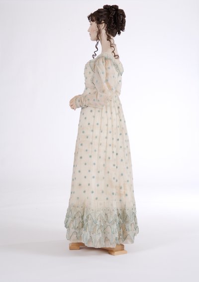منظر جانبي لثوب نهاري ، c.1815 (قطن موسلين مطرز بالصوف الأزرق) بواسطة مدرسة اللغة الإنجليزية