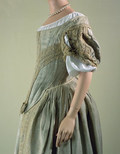 فستان منديل فضي ، 1660s (خيط حريري ، دانتيل وخيط معدني فضي) بواسطة مدرسة اللغة الإنجليزية