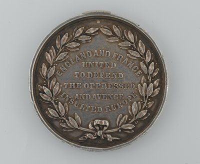 ميدالية الصندوق الوطني الفضي لإحياء ذكرى التحالف بين إنجلترا وفرنسا 1854 ، منحها من قبل عمدة دوفر ، 1855 بواسطة مدرسة اللغة الإنجليزية