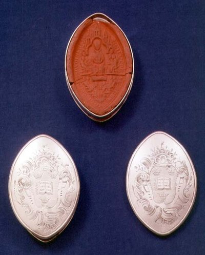 صناديق سكيبيت منقوشة بشعار النبالة في خراطيش الروكوكو ، لندن ، 1740 (فضي) بواسطة مدرسة اللغة الإنجليزية