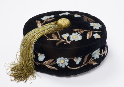 Smoking cap, c.1880 (embroidered velvet lined with machine-quilted silk) بواسطة مدرسة اللغة الإنجليزية
