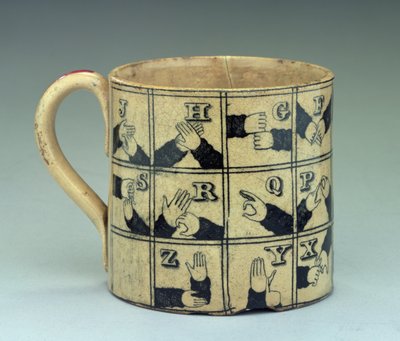 كوب ستافوردشاير يصور الأبجدية بلغة الإشارة ، 1820 ج (خزف) بواسطة مدرسة اللغة الإنجليزية